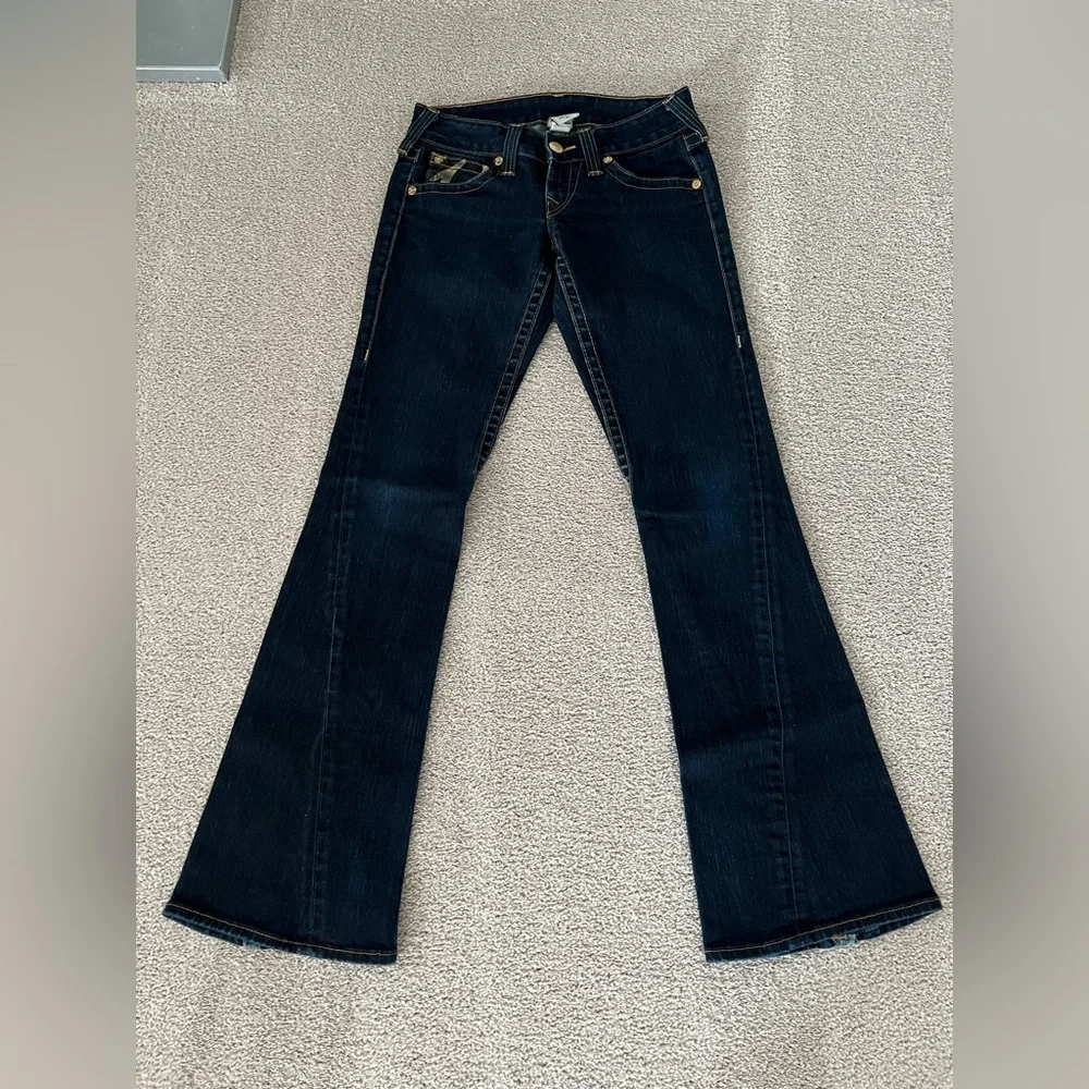 True Religion Joey Gold Foil Pocket Twisted Hem Slim Flare Jeans – Dark Wash - Picture 3 of 13